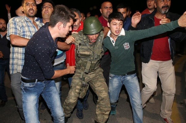 تركيا.. تسريح 8 آلاف شرطي واعتقال 3 آلاف جندي