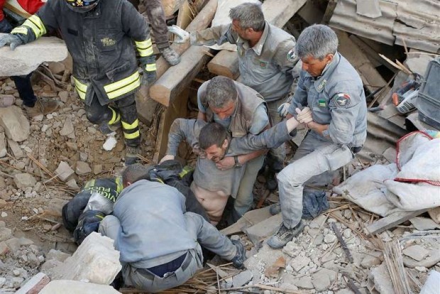 زلزال إيطاليا.. حوالي 250 قتيلا