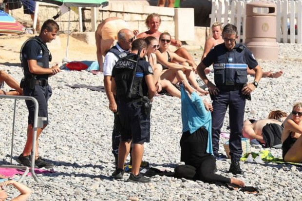 نيس/فرنسا.. الشرطة تعري مسلمة من “البوركيني” (صور)
