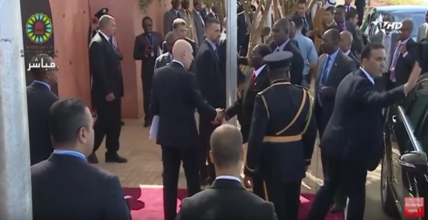 عاوتاني.. رئيس زيمبابوي سكران في مراكش (فيديوهات)