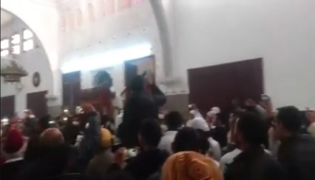 نايضة في فاس.. مقاطعة خطبة الجمعة بسبب توقيف خطيب (فيديو)