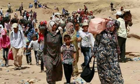 جمعيات في فكيك تحاول مساعدتهم.. العسكر الجزائري يطرد عشرات السوريين إلى الحدود مع المغرب (صور)