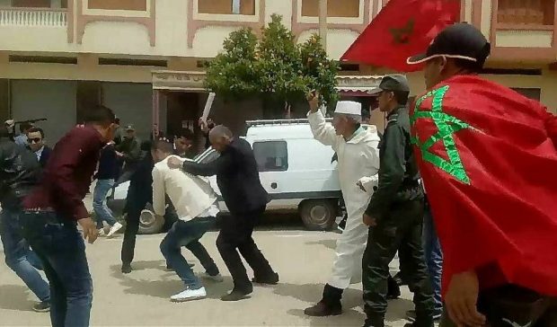 الحسيمة.. رجلا سلطة يعتديان على محتجين في بني بوفراح (فيديو)