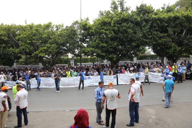 بالصور.. مستخدمو لوطوروت يحتجون أمام مقر وزارة التجهيز