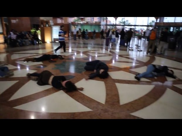 ضد العنف والاغتصاب والتحرش.. احتجاج غريب في محطة قطار لمراكش! (فيديو)