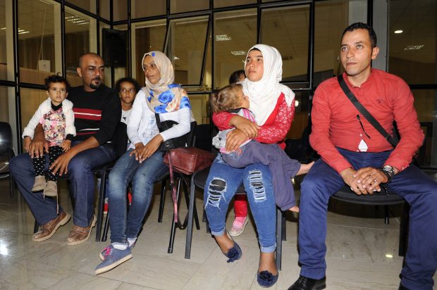 بالصور.. وصول اللاجئين السوريين إلى مقر المجلس الوطني لحقوق الإنسان