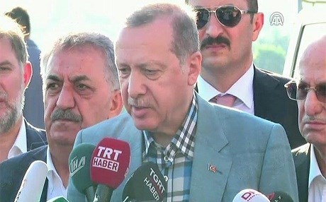 أغمي عليه أثناء صلاة العيد.. أردوغان يتعرض لوعكة صحية مفاجئة