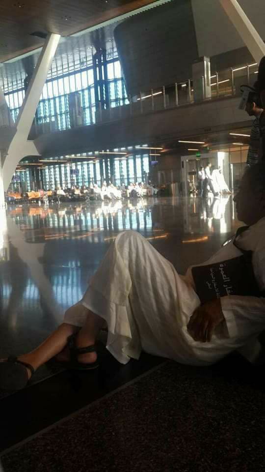 شي يديرها وشي تجي فيه.. معتمرون مغاربة عالقون في مطار الدوحة (صور)
