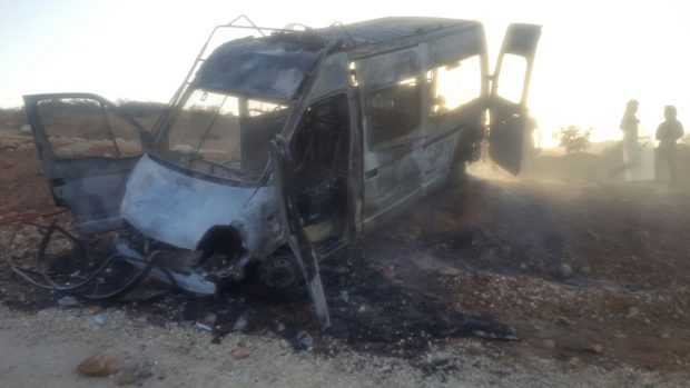 سلطات الحسيمة: عناصر ملثمة هاجمت القوات العمومية بالحجارة ومتظاهرون في أجدير أحرقوا سيارتين للأمن (صور)