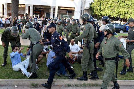 ولاية الرباط: بعض المشاركين في الوقفة أمام البرلمان تعمدوا استفزاز ومواجهة أفراد القوات العمومية وتظاهروا بالإغماء!