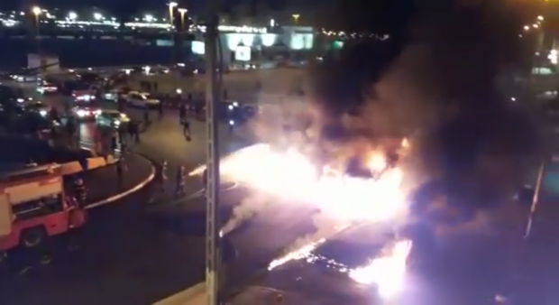 بالفيديو من مراكش.. حريق في سيارة بسبب عقب سجارة