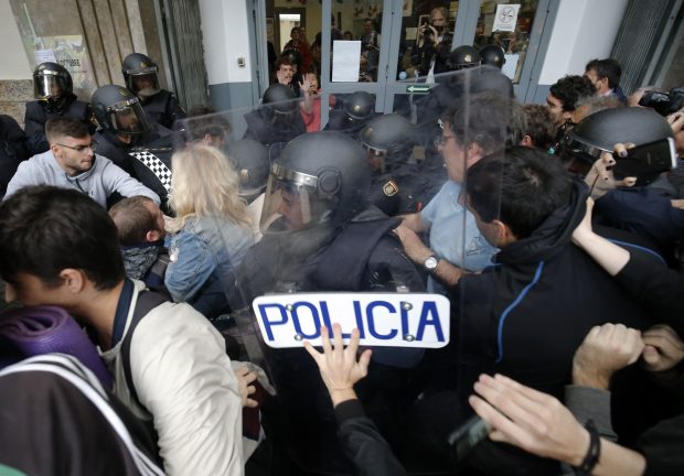 نايضة في اسبانيا.. اشتبكات ومواجهات بسبب استفتاء كاتالونيا! (صور)