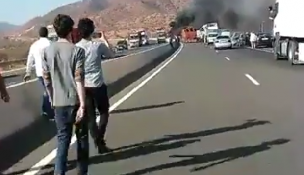 بالفيديو من أمسكروض.. 3 قتلى ونيران بعد اصطدام شاحنتين