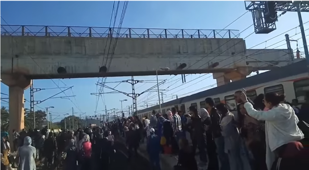 بالفيديو من بوقنادل.. مسافرون يوقفون قطارا ويحتلون السكة