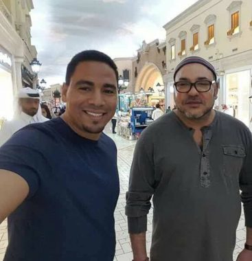 من الدوحة.. مغاربة في سيلفيات مع الملك