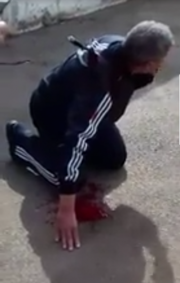 بالفيديو.. شاب يطعن والده بسكين