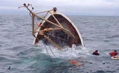 كانوا على متن مركب للصيد اصطدم بسفينة.. إنقاذ 24 بحارا من الغرق في ساحل الداخلة