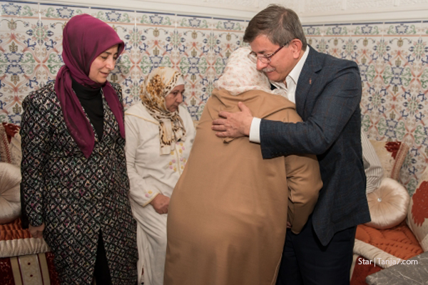 بالصور من طنجة.. رئيس الوزارء التركي السابق يزور أسرة الشاب المغربي الذي قتل في محاولة الانقلاب