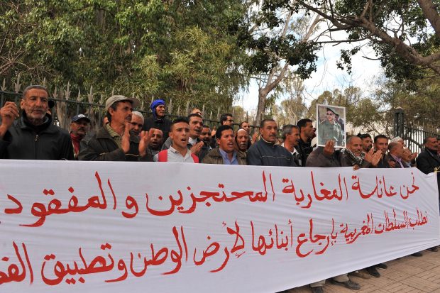 بالصور من الرباط.. أسر المحتجزين في ليبيا تحتج أمام الخارجية