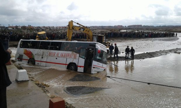بالفيديو والصور من مراكش.. غرق حافلة وإصابة 33 شخصا