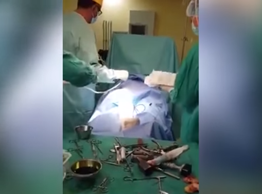 الطب عندنا وعار.. عملية ناجحة لزراعة ركبة اصطناعية في بني ملال (فيديو)