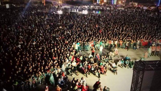 بالصور من ساحة 20 غشت في تارودانت.. مئات المشجعين تابعوا مباراة المغرب والكوت ديفوار
