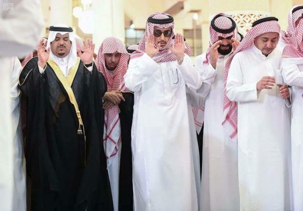 بالصور من السعودية.. جنازة الأمير منصور بن مقرن الذي توفي في تحطم طائرة
