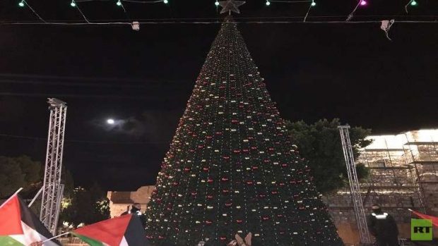 بالصور من بيت لحم.. إطفاء أنوار المسجد الأقصى وشجرة عيد الميلاد