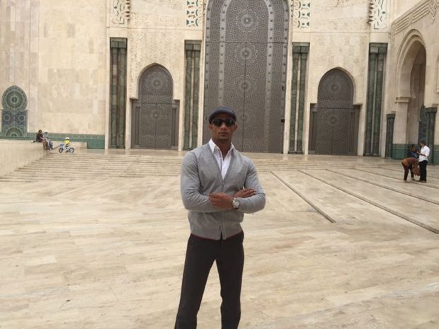 بالصور.. محمد رمضان في مسجد الحسن الثاني والسقالة