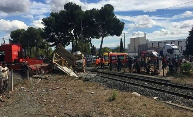 أسوأ حادث في فرنسا منذ 30 عاما.. 6 قتلى في اصطدام قطار وحافلة للنقل المدرسي