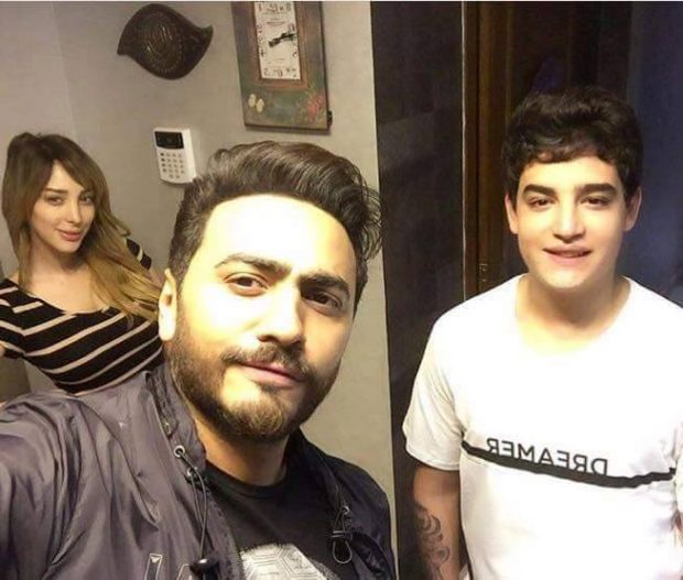 سيلفي عائلي.. تامر حسني وزوجته وشقيقها