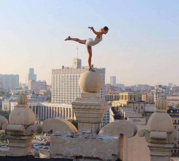 تلتقط صورها من فوق البنايات.. روسية سيكسي ومغامرة (صور)