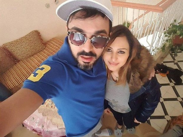 موضة الأسبوع على فايس بوك.. مشاهير في سيلفيات مع الزوجات