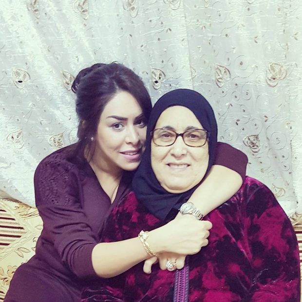 عاشوراء.. الفنانة نجاة الرجوي رفقة والدتها