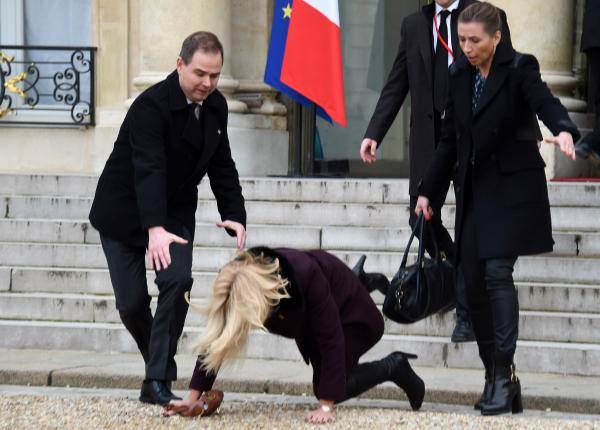 بالفيديو.. سقوط رئيسة وزراء الدانمارك في باريس