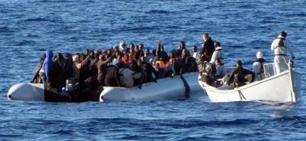أبحروا من السواحل المغربية.. البحرية الإسبانية توقف 72 مهاجرا إفريقيا