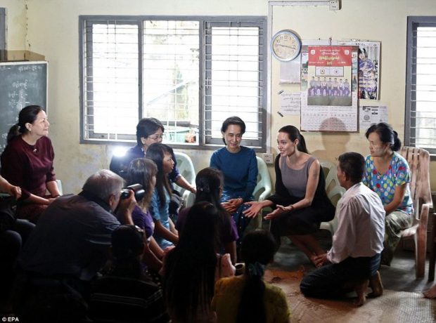 بورما.. أنجلينا جولي تزور فتيات أحد المصانع