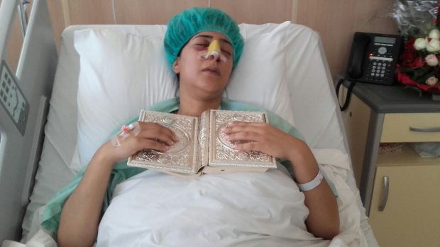 بالصور.. دنيا بوطازوت بعد العملية الجراحية