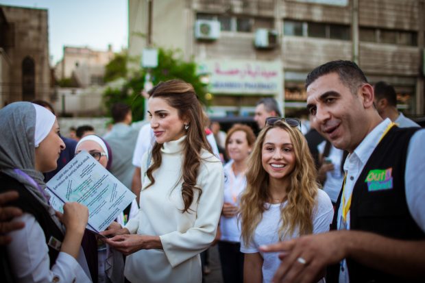 جبل عمان ..الملكة رانيا تلتقي فريق “آوت آند أباوت”