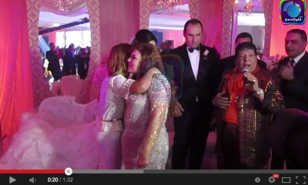 بالفيديو.. فيفي عبدو ترقص على وحدة ونص في زفاف ابنتها