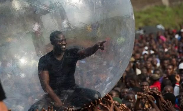 الكونغو.. مطرب أمريكي يغني في بالون خوفا من إيبولا
