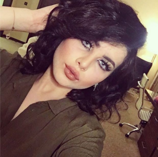 بدلع وغنج.. لخضر تغني للجريني وشاه روخان (فيديو)