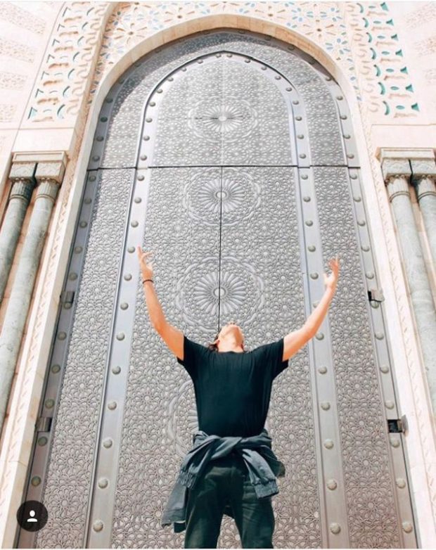 كازا.. بطل عالمي في السورف يزور مسجد الحسن الثاني