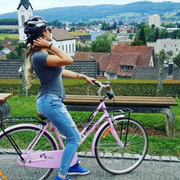 سويسرا.. ابتسام تسكت على دراجة وردية