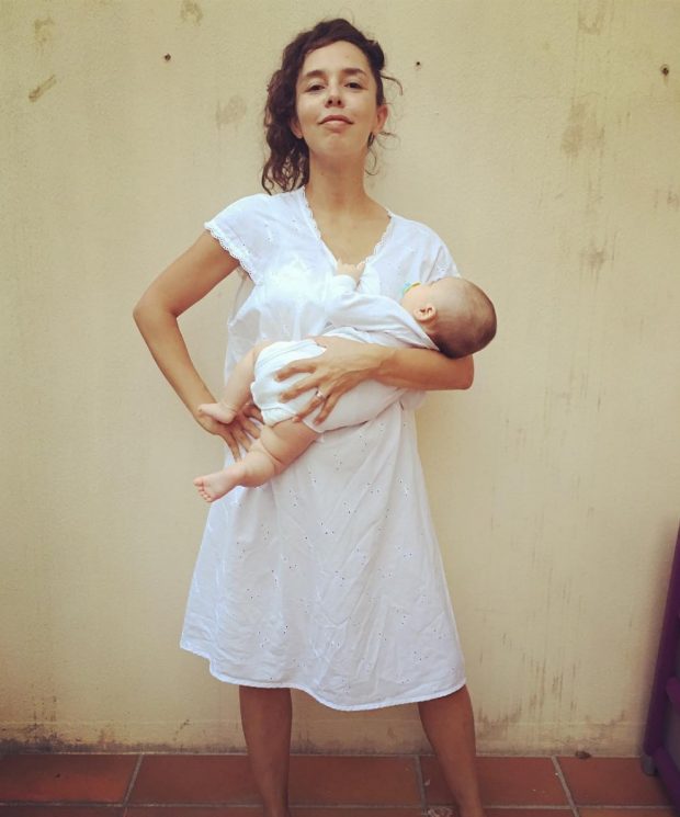 بعد أشهر من الولادة.. ليلى غاندي في أول صورة مع مولودها