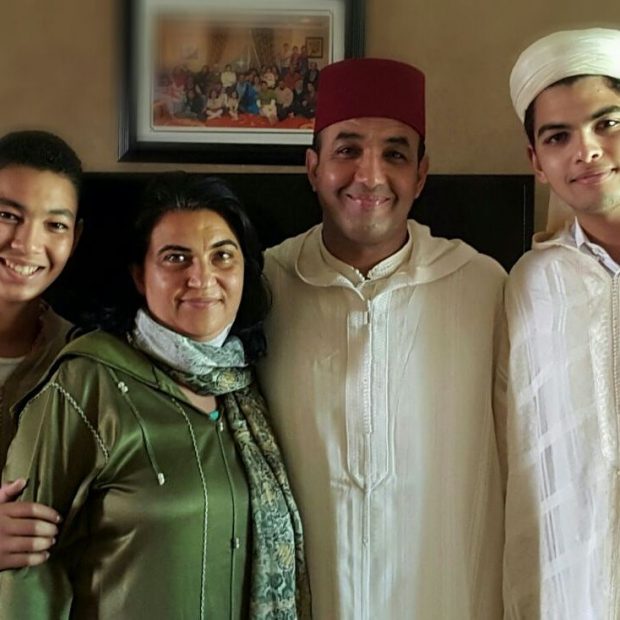 باللباس التقليدي.. صورة عائلية للوالي
