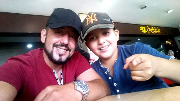 صورة.. طارق البخاري مع ابنه