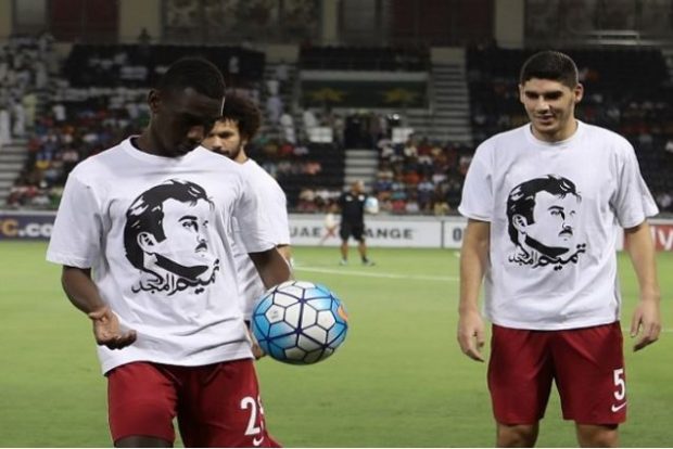 بسبب قميص مكتوب عليه “تميم المجد”.. الفيفا قد يعاقب منتخب قطر