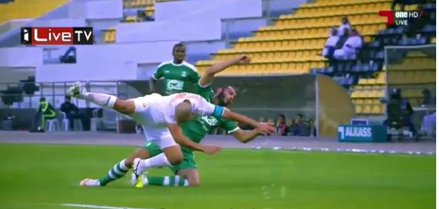 دوري نجوم قطر.. لاعب مغربي ينجو من الموت (فيديو)