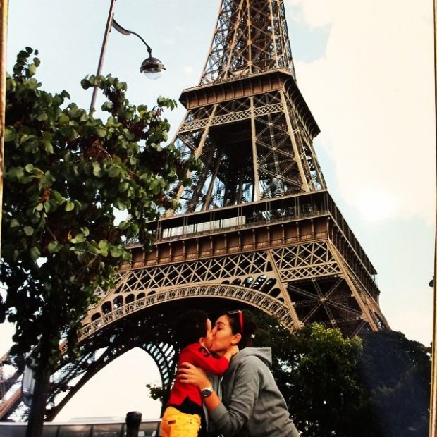 قالتها الصورة.. أسماء لمنور في باريس رفقة ابنها آدم